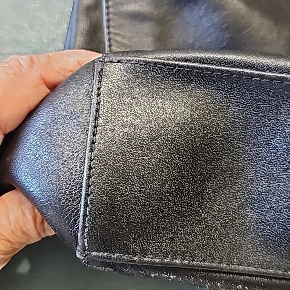 GIANI BERNINI BLACK LEATHER, vintage bag. 2 handles.‎ One outside zipper …